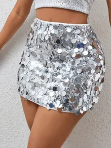 Detailansicht eines silbernen Minirocks mit großen reflektierenden Pailletten und Passform