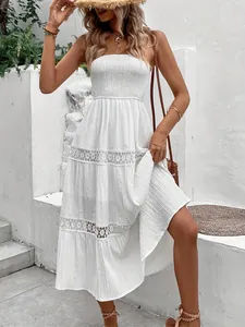 Détail de la robe midi blanche bustier bohème avec taille smockée et dentelle