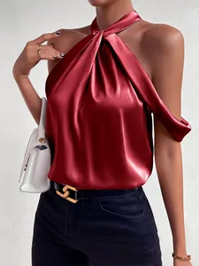 Détail d'un chemisier dos nu en satin rouge vin élégant montrant la texture du tissu soyeux.