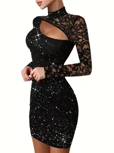 Détail de la robe noire scintillante avec manches en dentelle et découpe sexy à la poitrine