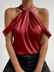 Gros plan d'un haut licou en satin bordeaux élégant avec un détail drapé