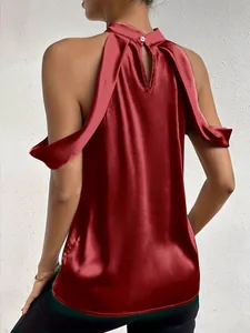 Vue arrière d'un haut licou en satin rouge avec fermeture à bouton et éclat soyeux.