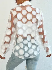 Détail de la chemise en résille deux pièces blanche avec fleurs 3D et manches longues