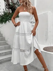 Détail d'une robe maxi blanche sans bretelles avec dentelle et texture plissée