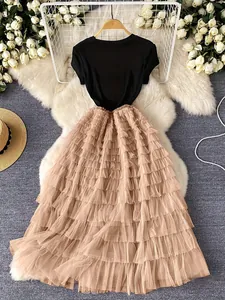 Abito lungo patchwork in tulle stile francese con top nero e gonna a balze color champagne