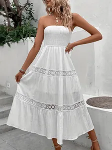 Robe midi bustier blanche avec empiècements en dentelle pour les vacances d'été
