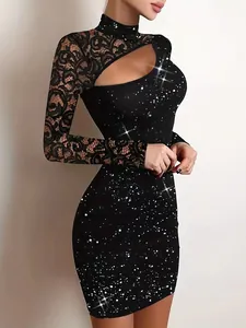 Robe moulante noire sexy avec une manche en dentelle, une découpe et des paillettes