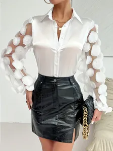 Elegante camicia bianca con maniche in rete floreale 3D e colletto a revers classico