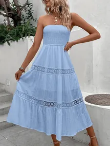 Vue détaillée de la robe longue bustier bleu clair avec dentelle et smocks