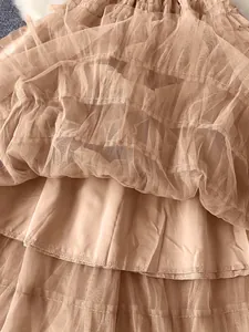 Primo piano del delicato tulle e della fodera di un abito in rete in stile francese.