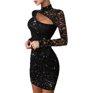 Robe mini moulante noire sexy avec manches en dentelle, découpe et imprimé pailleté.