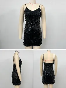 Vista da più angolazioni di un vestito sexy con paillettes in nero, argento e viola