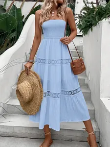 Robe mi-longue bustier bleu clair avec empiècements en dentelle pour style vacances