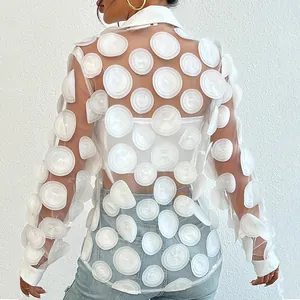 Chemise élégante en maille blanche avec fleurs 3D ensemble deux pièces vue de dos