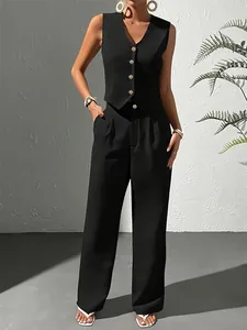 Détail d'un ensemble gilet sans manches à col en V et pantalon large noir élégant