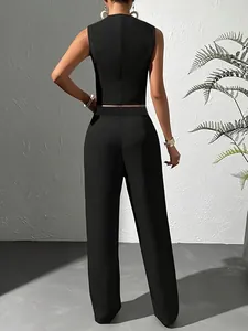 Vue de dos de l'ensemble gilet sans manches noir et pantalon large pour femmes