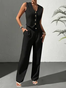Vue détaillée du gilet sans manches noir et du pantalon large pour femme, style chic