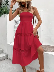 Robe midi bohème rouge sans bretelles avec taille smockée et empiècements en dentelle