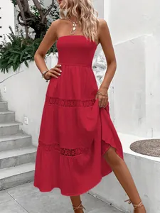 Robe midi bustier rouge style bohème avec détails en dentelle et buste smocké.