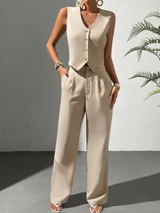 Ensemble élégant gilet beige sans manches à col en V et pantalon large taille haute.