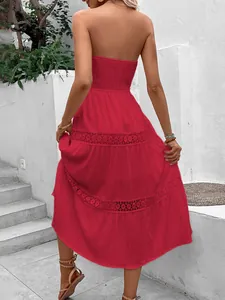 Vue arrière d'une robe longue bustier rouge avec dentelle pour les vacances