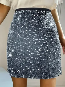 Detailansicht eines funkelnden silbernen Pailletten-Minirocks mit hoher Taille für Partys