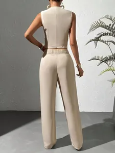 Vue arrière détaillée d'un ensemble gilet sans manches beige et pantalon large à taille haute.