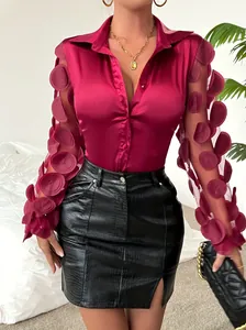 Elegante camicia in raso magenta con maniche trasparenti applicate a fiori moda