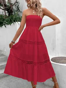 Robe longue rouge bustier à volants avec haut smocké et détails en dentelle