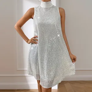 Elegante vestido corto de fiesta con lentejuelas plateadas sin mangas y cuello alto brillante