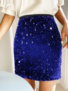 Detailansicht des schimmernden blauen Pailletten-Minirocks mit lebendiger Textur