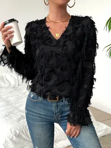 Vue détaillée d'un chemisier noir à col en V pour femme avec texture de plumes à franges chic