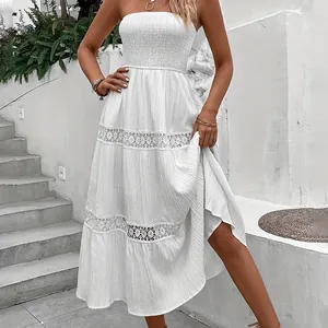Élégante robe longue bustier blanche avec empiècements en dentelle pour vacances d'été