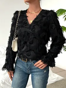 Détail d'un chemisier noir à manches longues avec texture de franges et col en V pour femme