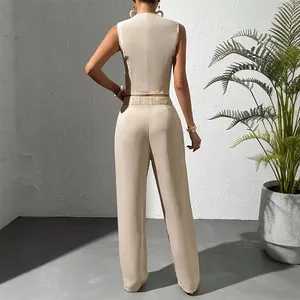 Élégant ensemble deux pièces beige avec gilet sans manches et pantalon large fluide
