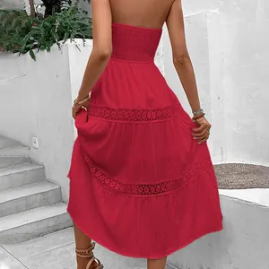 Élégante robe rouge bustier à volants avec inserts en dentelle et taille smockée