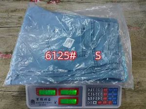 Medición del peso de unos vaqueros acampanados azul claro en una báscula electrónica