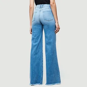 Vista trasera de pantalones vaqueros de talle alto y pierna ancha con bajo deshilachado