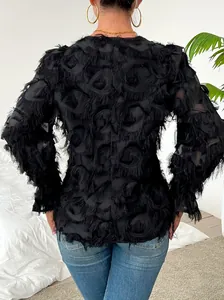 Vue arrière détaillée d'un haut noir chic à manches longues avec des franges de plumes en relief