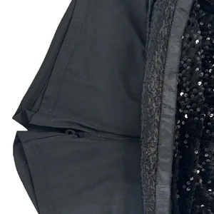 Detailansicht eines schwarzen Pailletten-Minirocks mit integrierter Innenhose Schutz