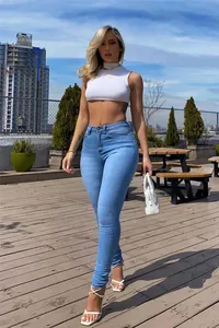 Foto de cuerpo completo de una modelo con jeans pitillo sexys de talle alto azul claro
