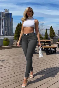 Vaqueros pitillo de cintura alta en gris oscuro combinados con un top corto blanco chic