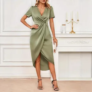 Elegantes salbeigrünes Satin-Wickelkleid mit V-Ausschnitt und asymmetrischem Saum