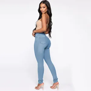 Vista trasera detallada de vaqueros skinny azul claro de cintura alta con efecto push-up de glúteo