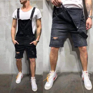 Vue détaillée de la salopette en jean noir pour homme avec des éléments déchirés