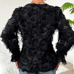 Élégant chemisier noir à manches longues pour femmes avec textures artistiques à franges
