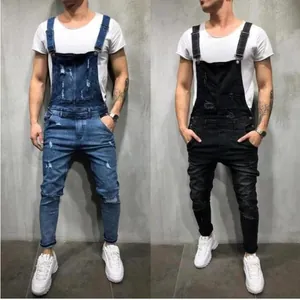 Vue de face de la salopette en jean déchirée pour hommes en bleu classique et noir