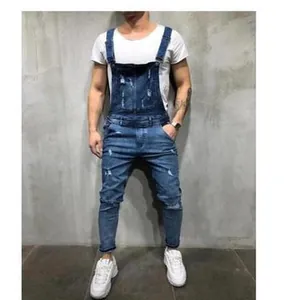 Salopette tendance en jean déchiré pour homme avec coupe ajustée et détails mode