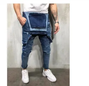 Vue détaillée de la salopette en jean déchiré bleu pour homme avec un design à bavette pliée