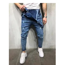 Salopette en jean bleu pour homme avec genoux déchirés et style décontracté moderne.